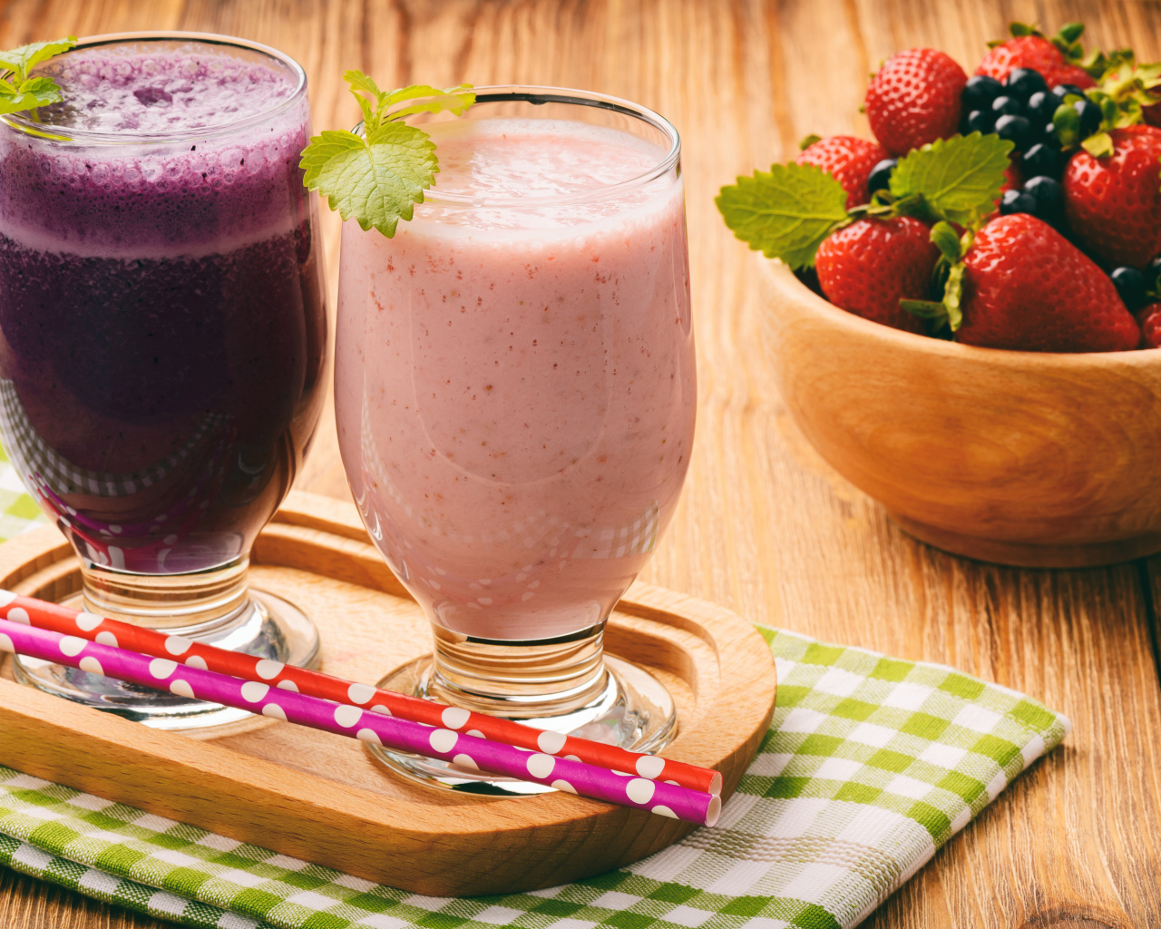 Два стакана смузи на столе с ягодами