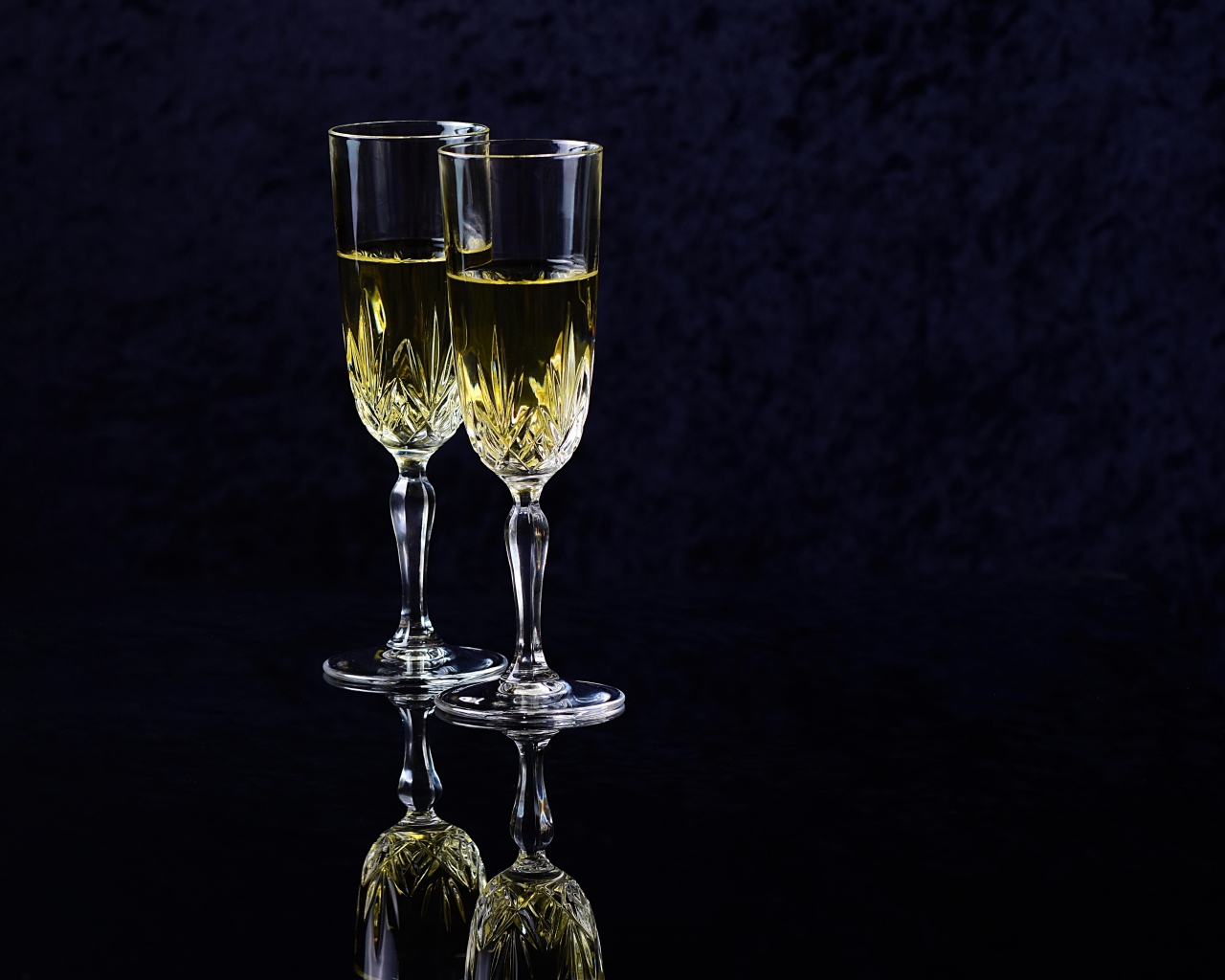 Два бокала с шампанский на черном фоне