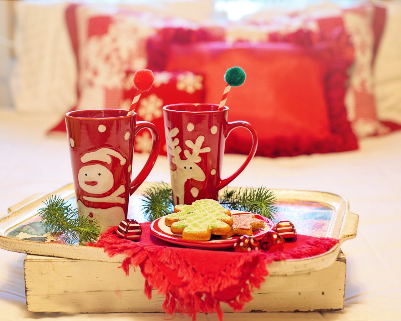 Две кружки с напитком на столе с печеньем 