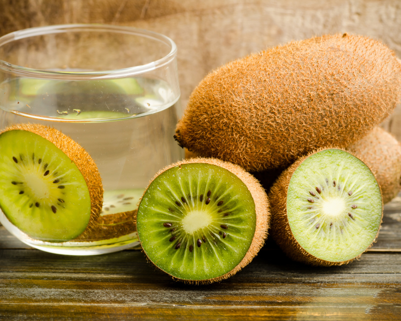 Вода с кусочками киви на столе