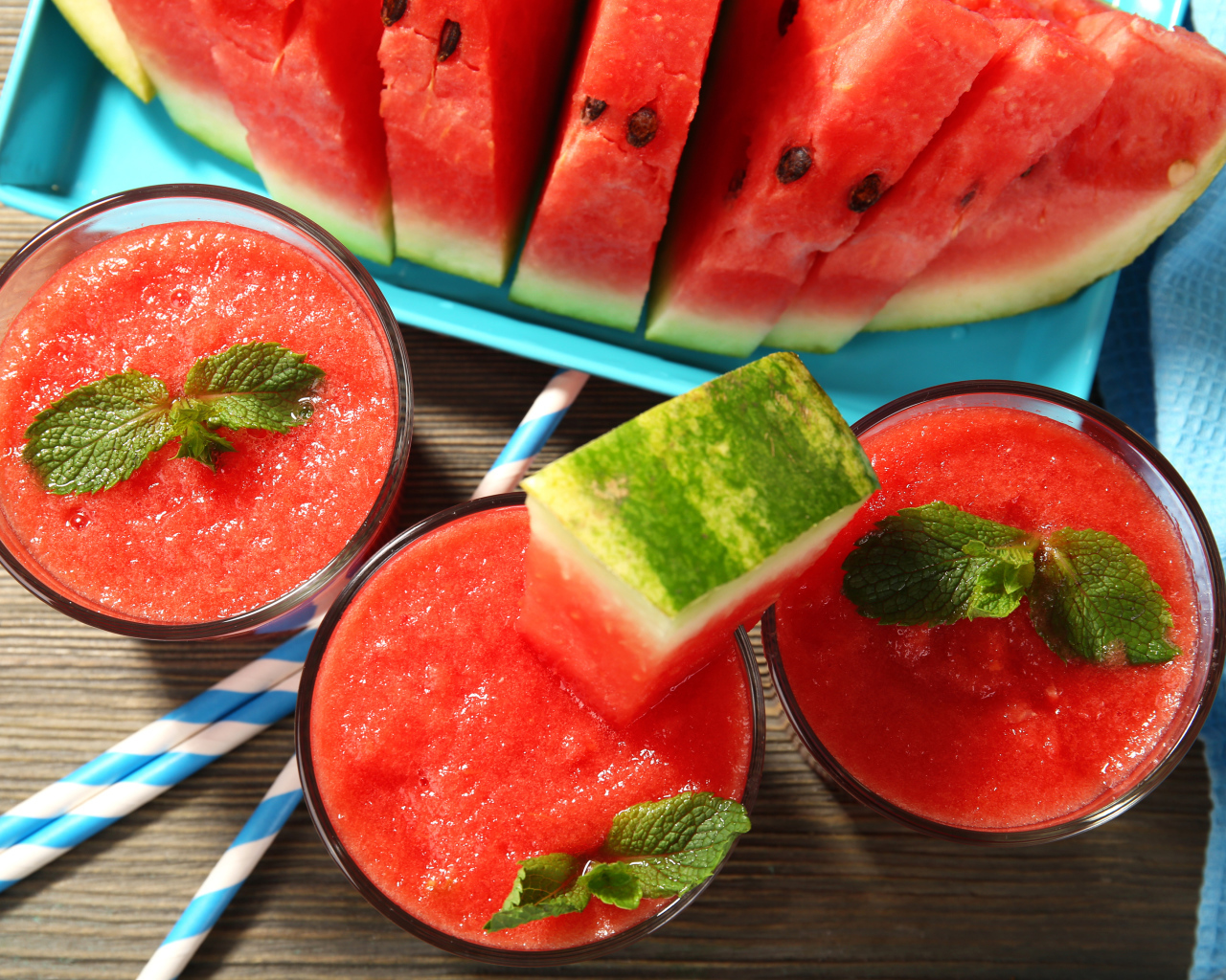 Арбузный смузи в стаканах на столе кусочками арбуза