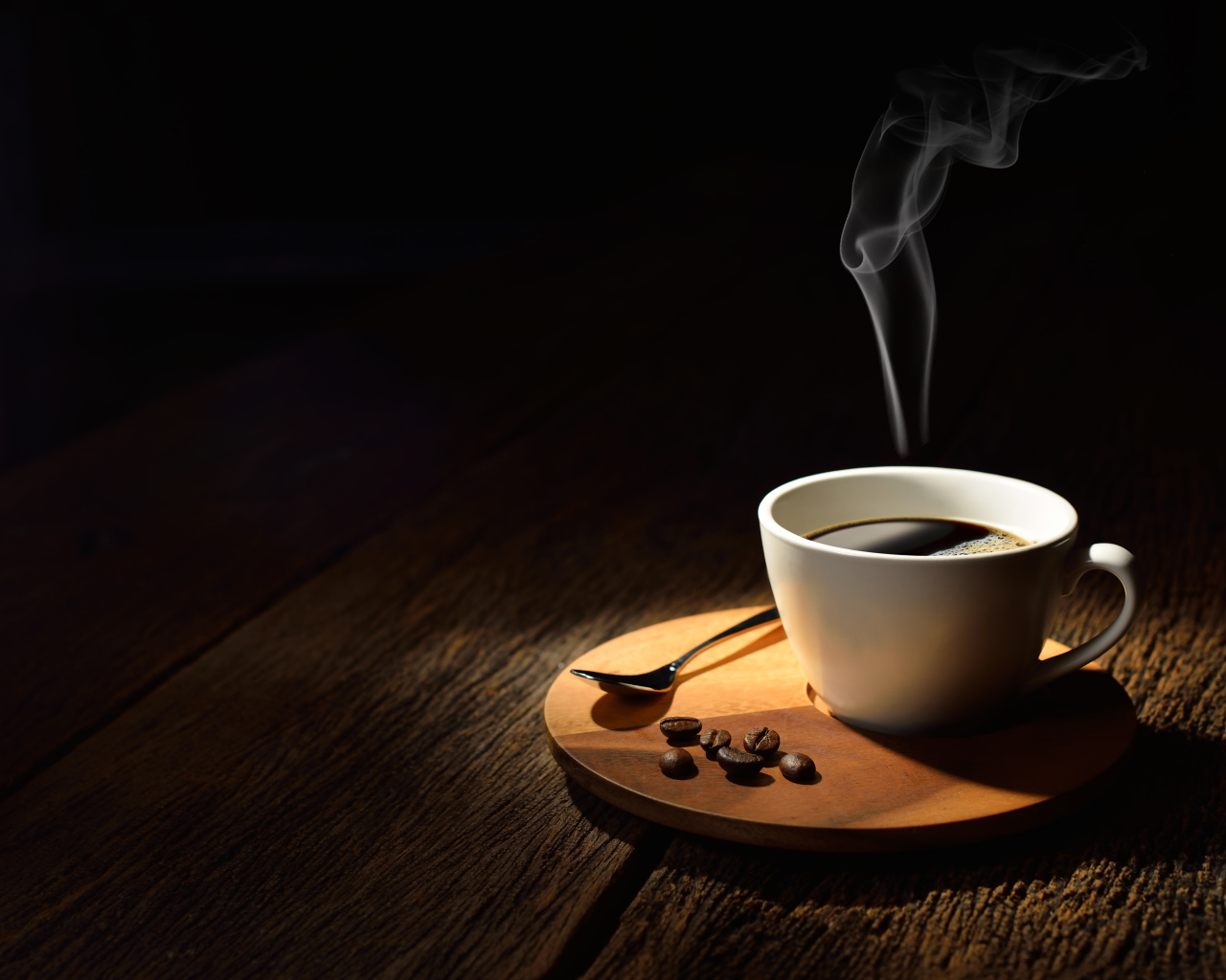 Белая чашка горячего крепкого кофе на столе