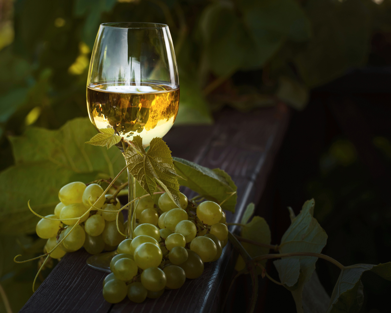 Белое вино с белым виноградом 