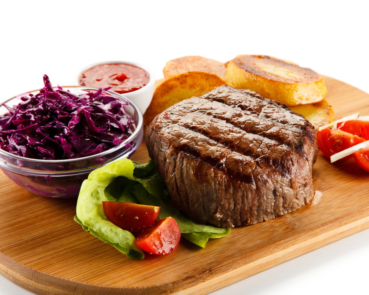 Кусок мяса гриль на доске с салатом и овощами