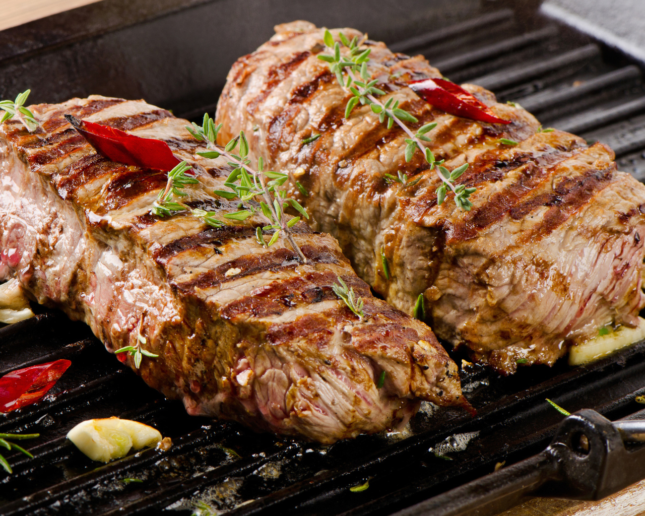 Аппетитные сочные куски мяса на гриле  со специями