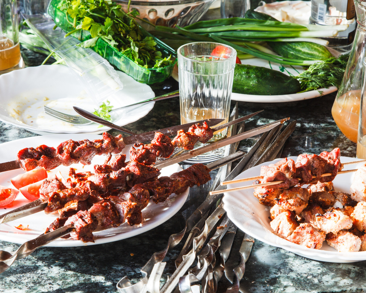 Аппетитный шашлык на шампурах на столе 