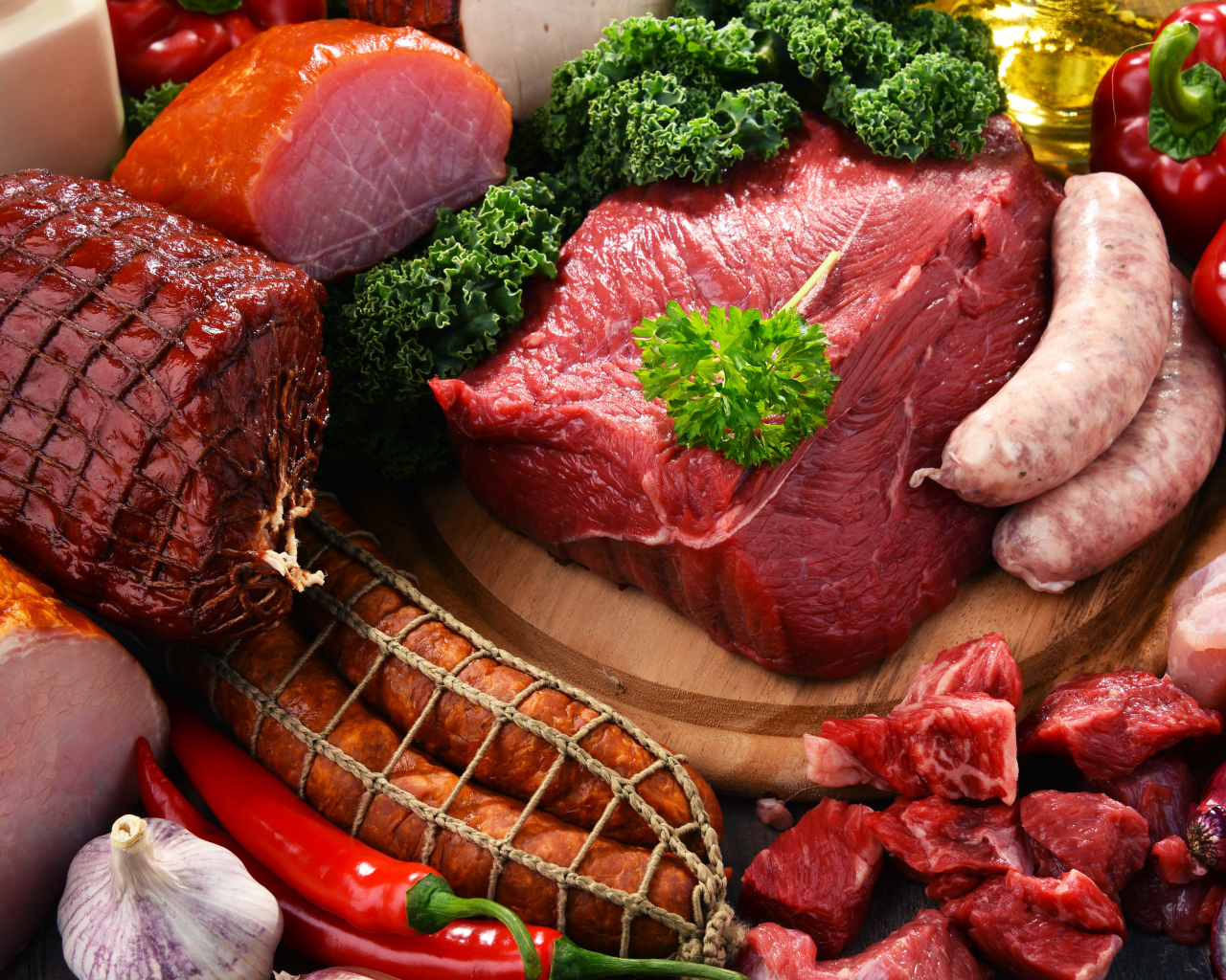 Аппетитные мясные продукты на столе с овощами