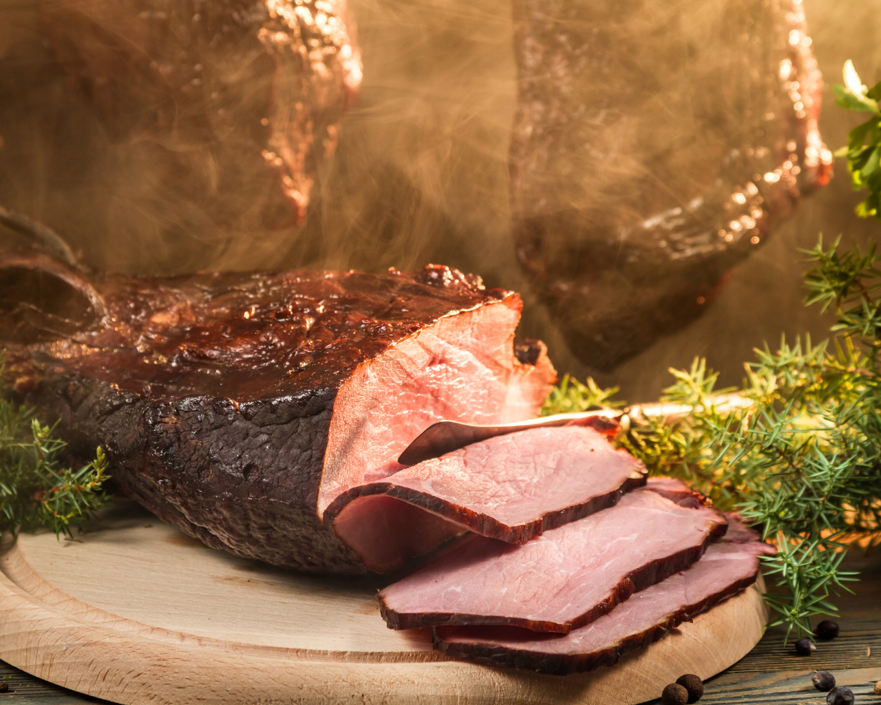 Аппетитный кусок сочной ветчины нарезан на разделочной доске