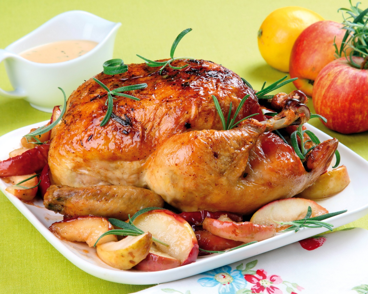 Запеченная курица с яблоками на столе с соусом