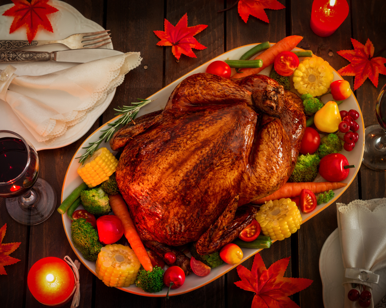 Запеченная курица с овощами на столе с вином