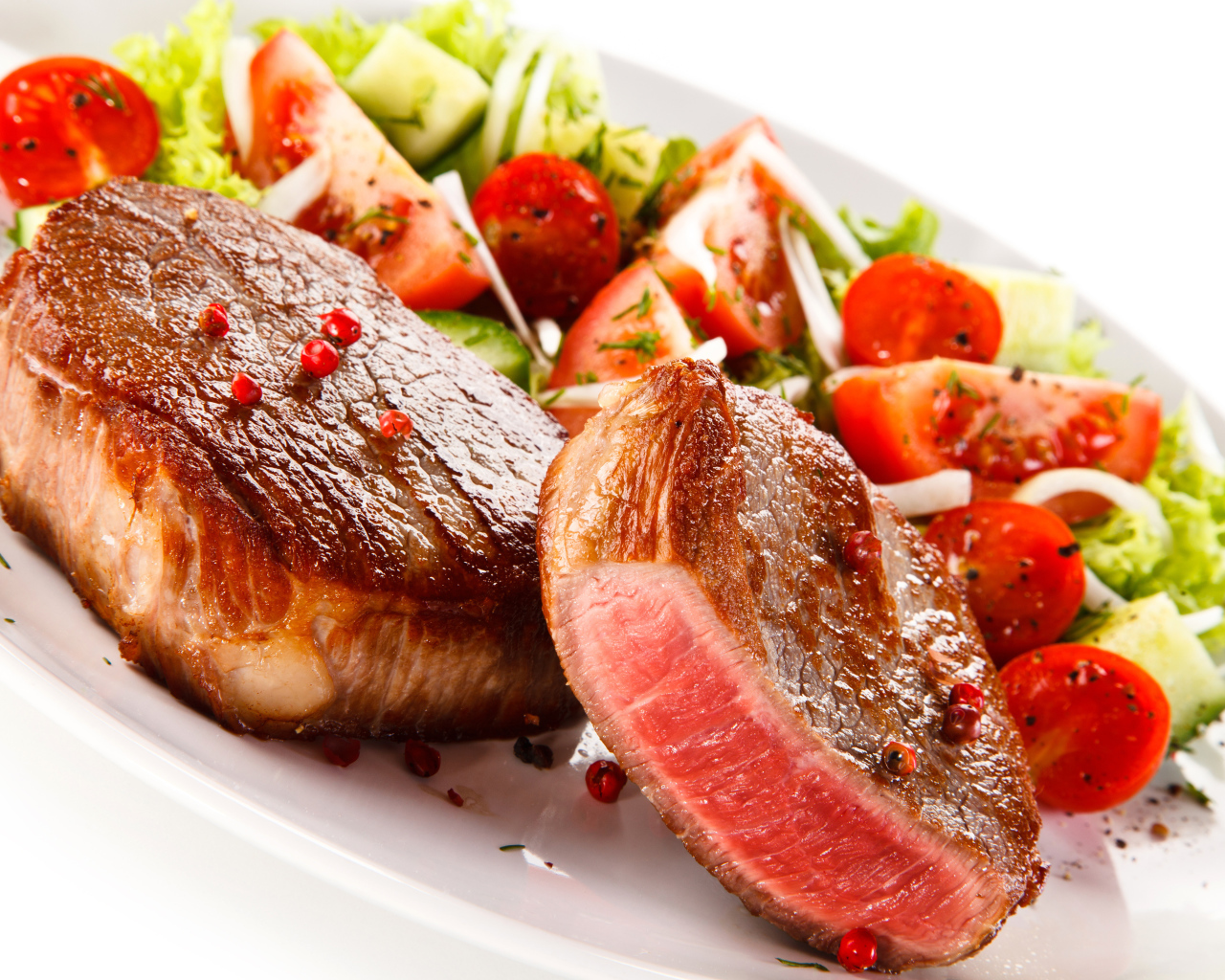 Запеченное мясо на тарелке с салатом