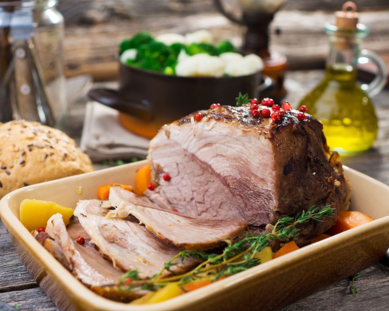 Запеченное мясо с овощами на противне