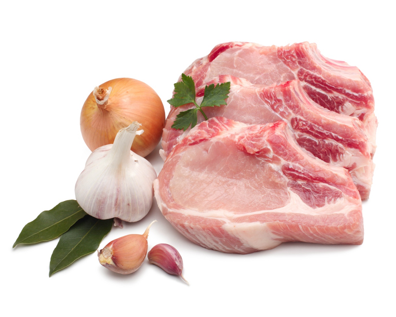 Куски мяса на белом фоне с луком и чесноком
