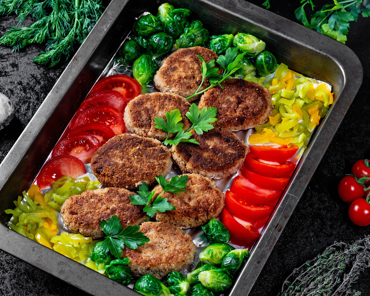 Котлеты на противне с овощами 