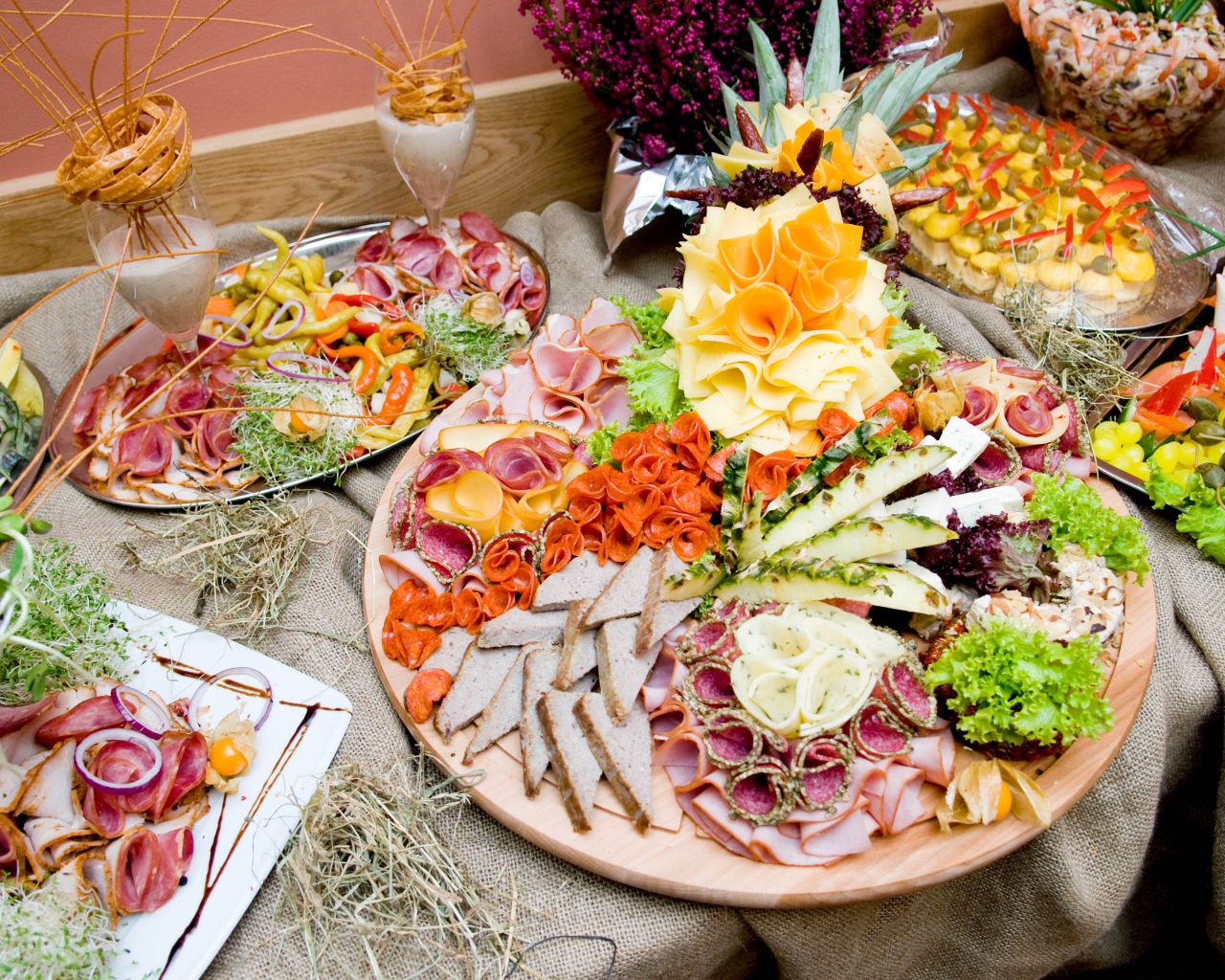 Вкусные аппетитные нарезки на праздничном столе