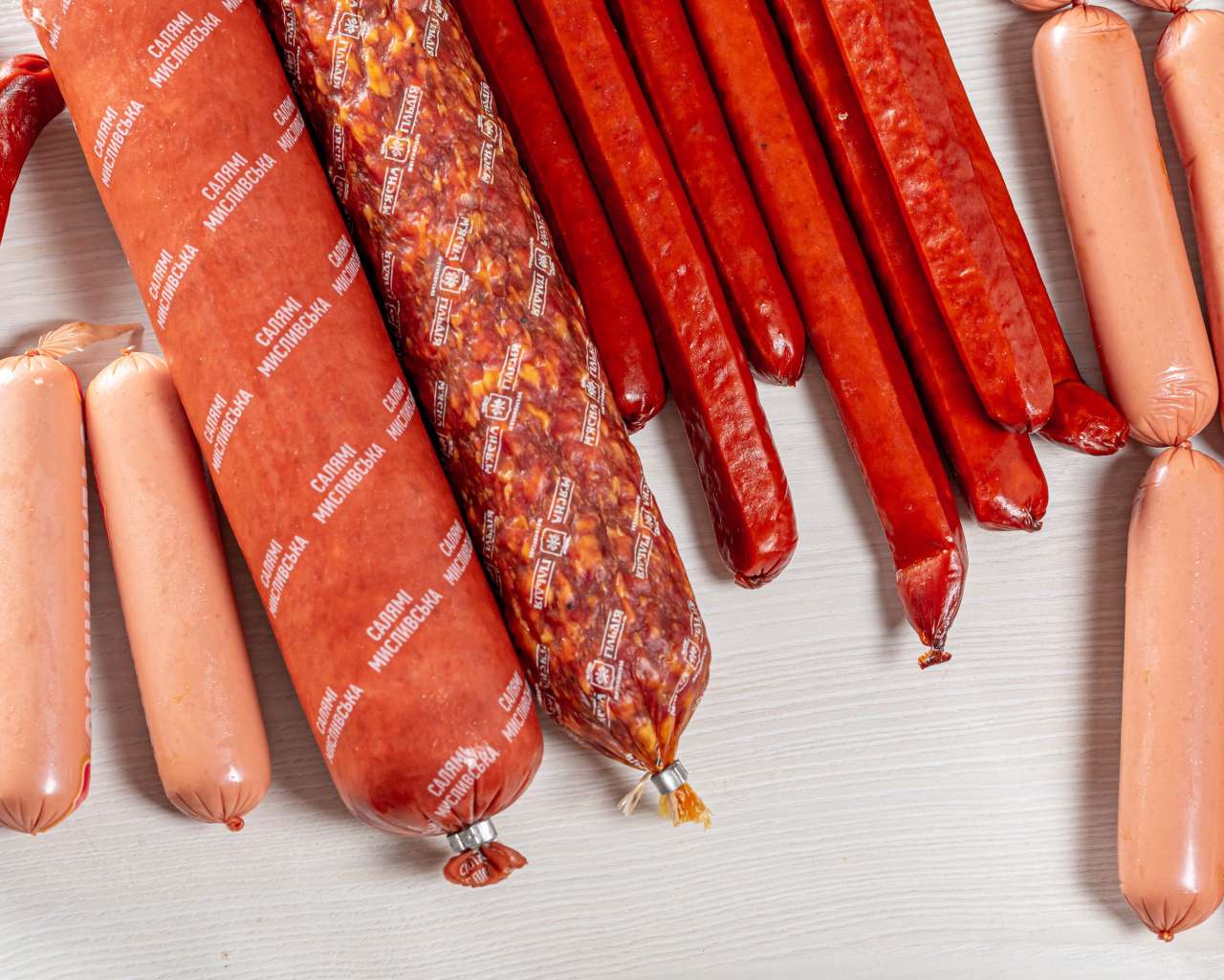 Разные виды колбасных изделий на столе 