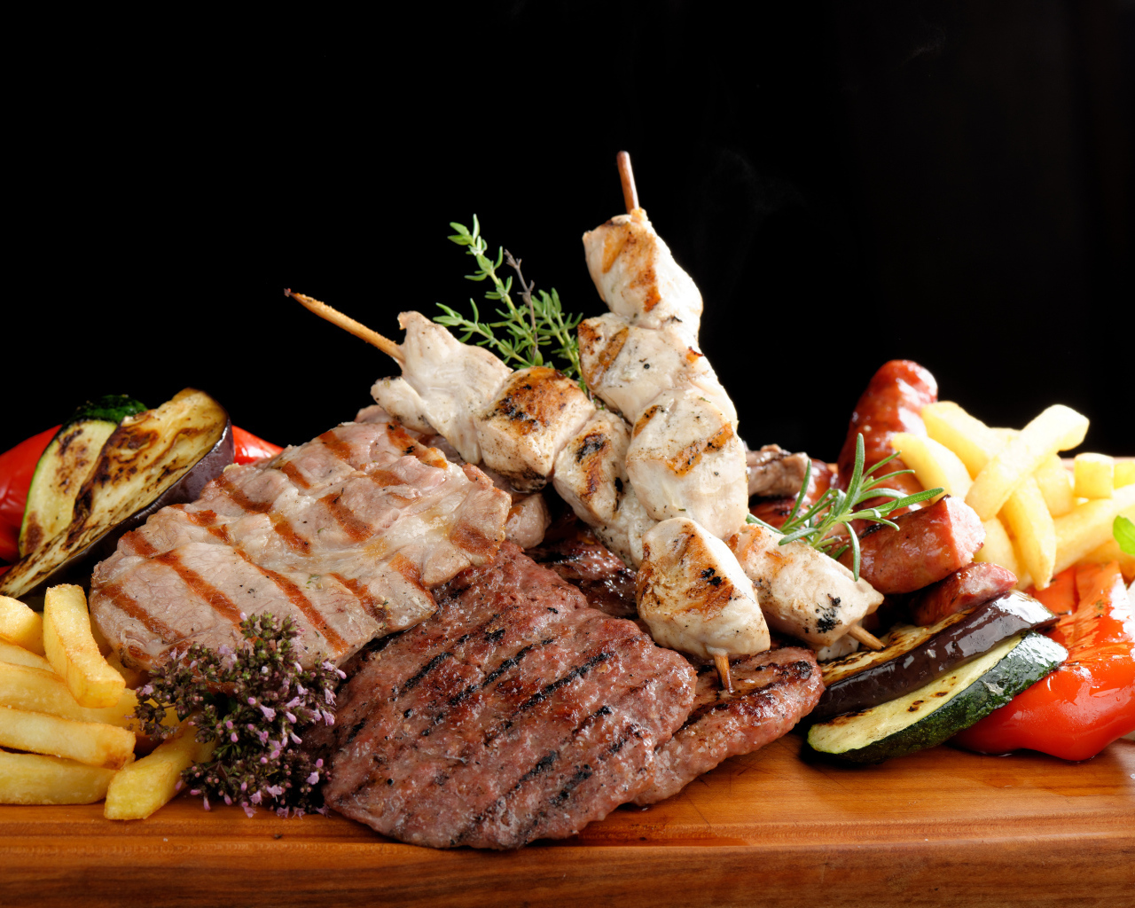 Мясо гриль на доске с овощами 