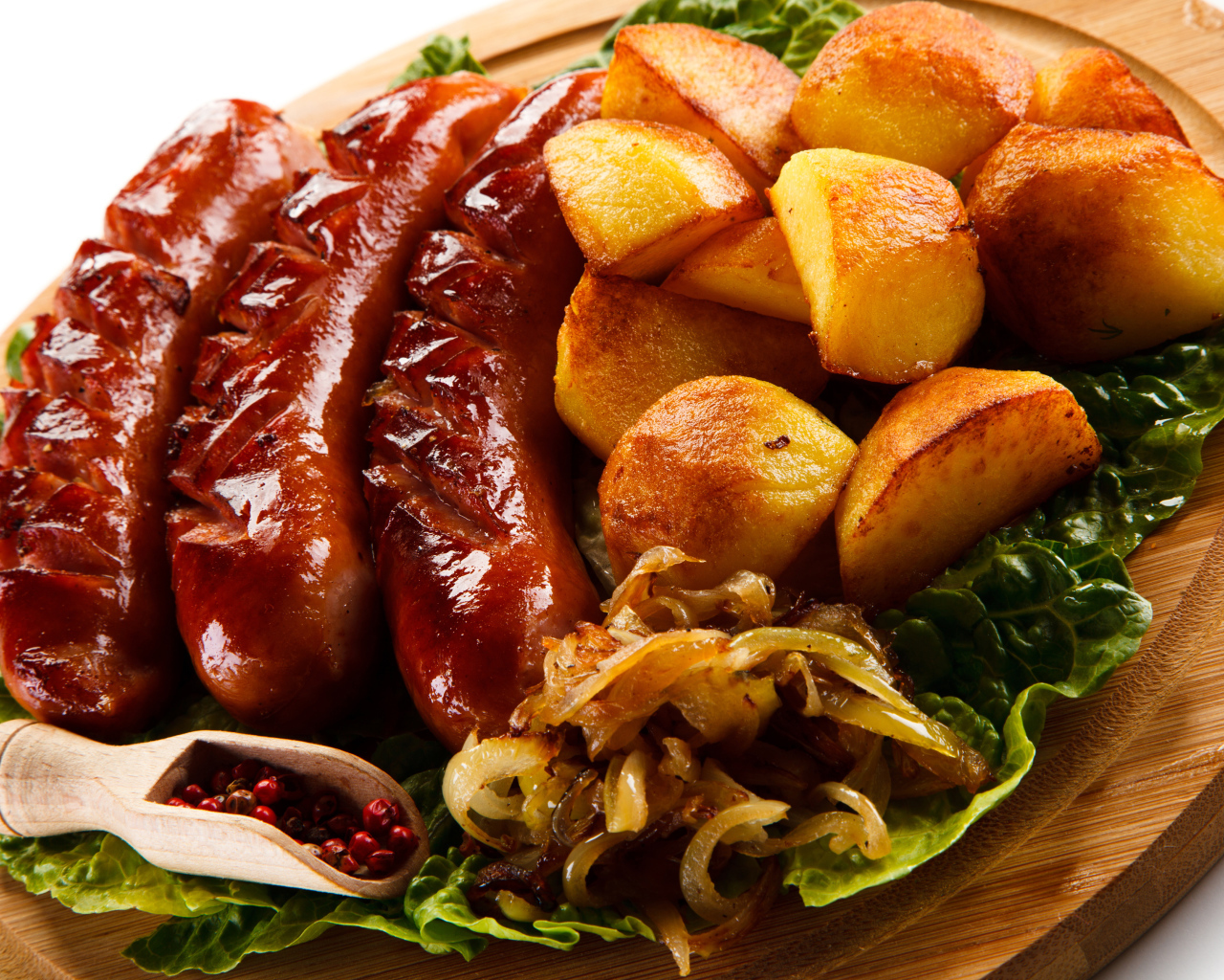 Сосиски гриль на доске с картофелем, жареным луком и перцем