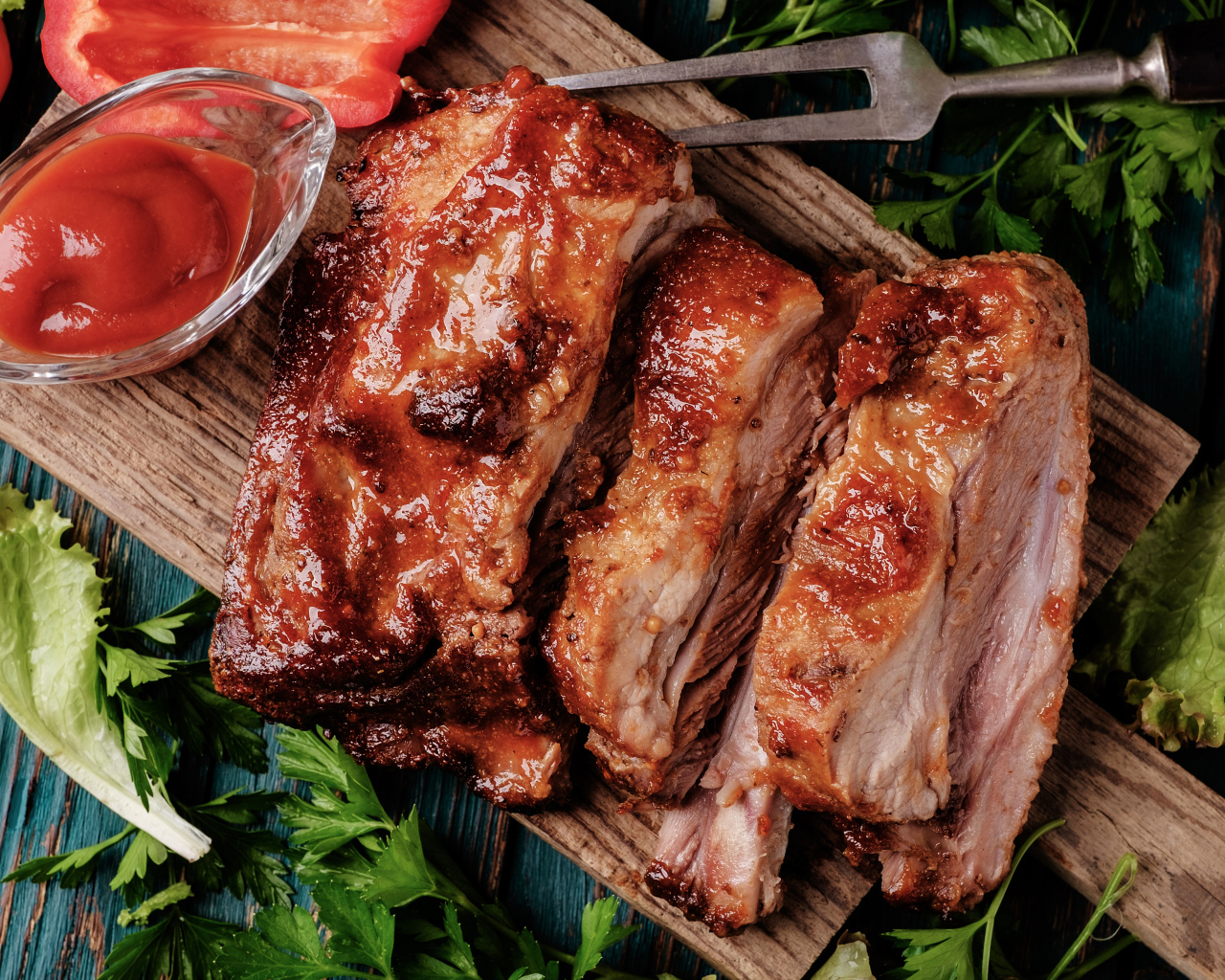 Сочный кусок запеченного мяса на столе с соусом