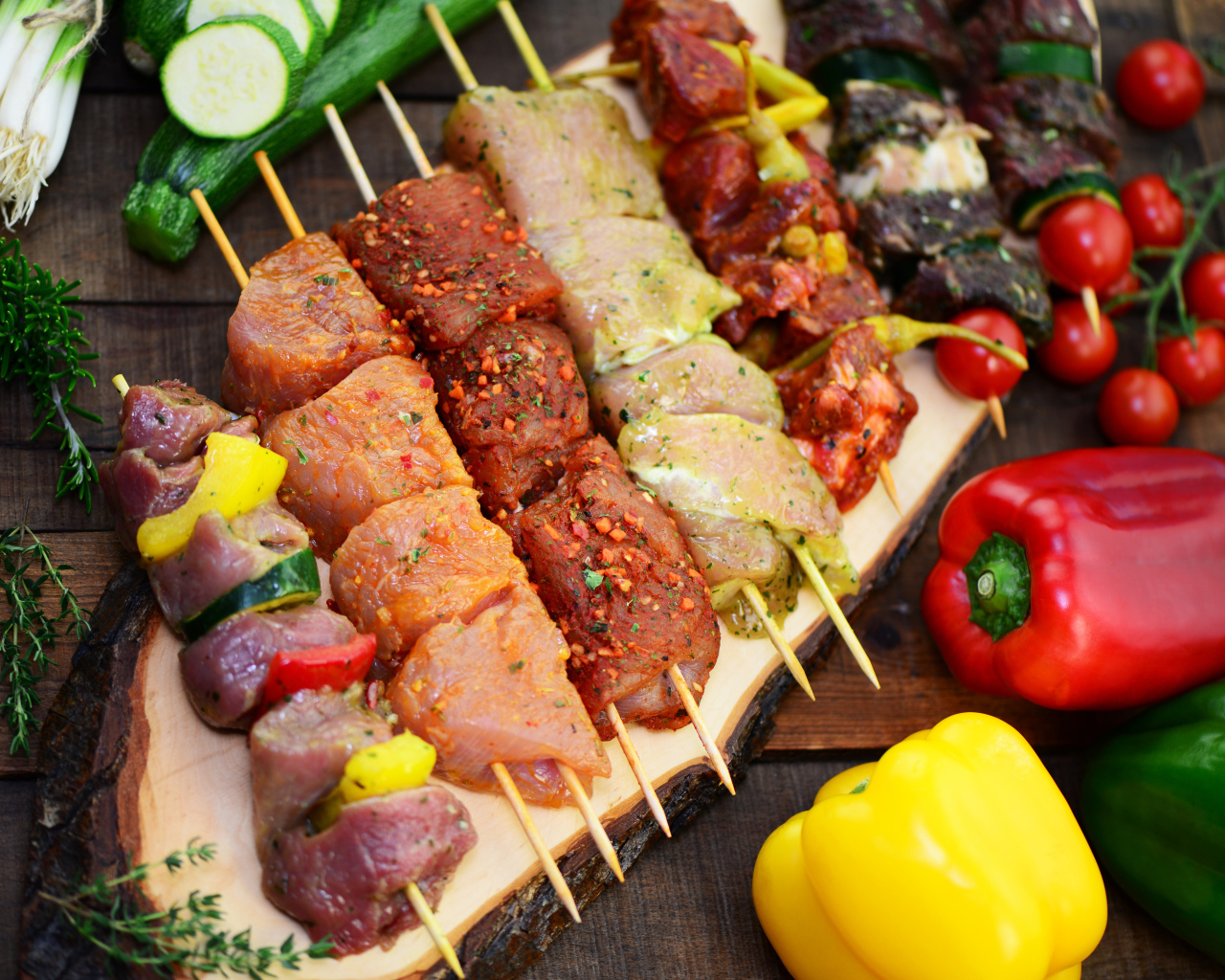 Шашлык на столе с овощами 