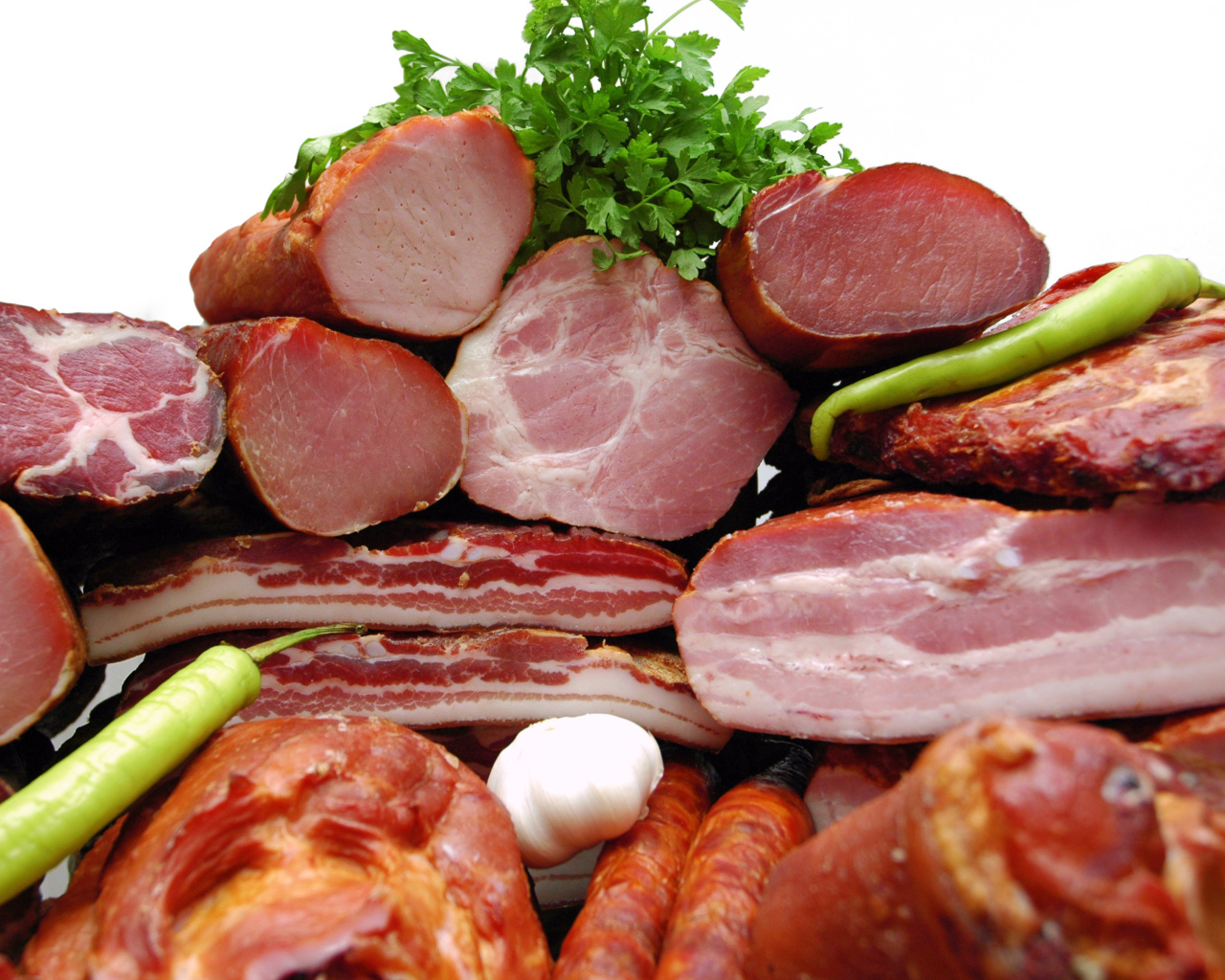 Мясные изделия с перцем и петрушкой крупным планом