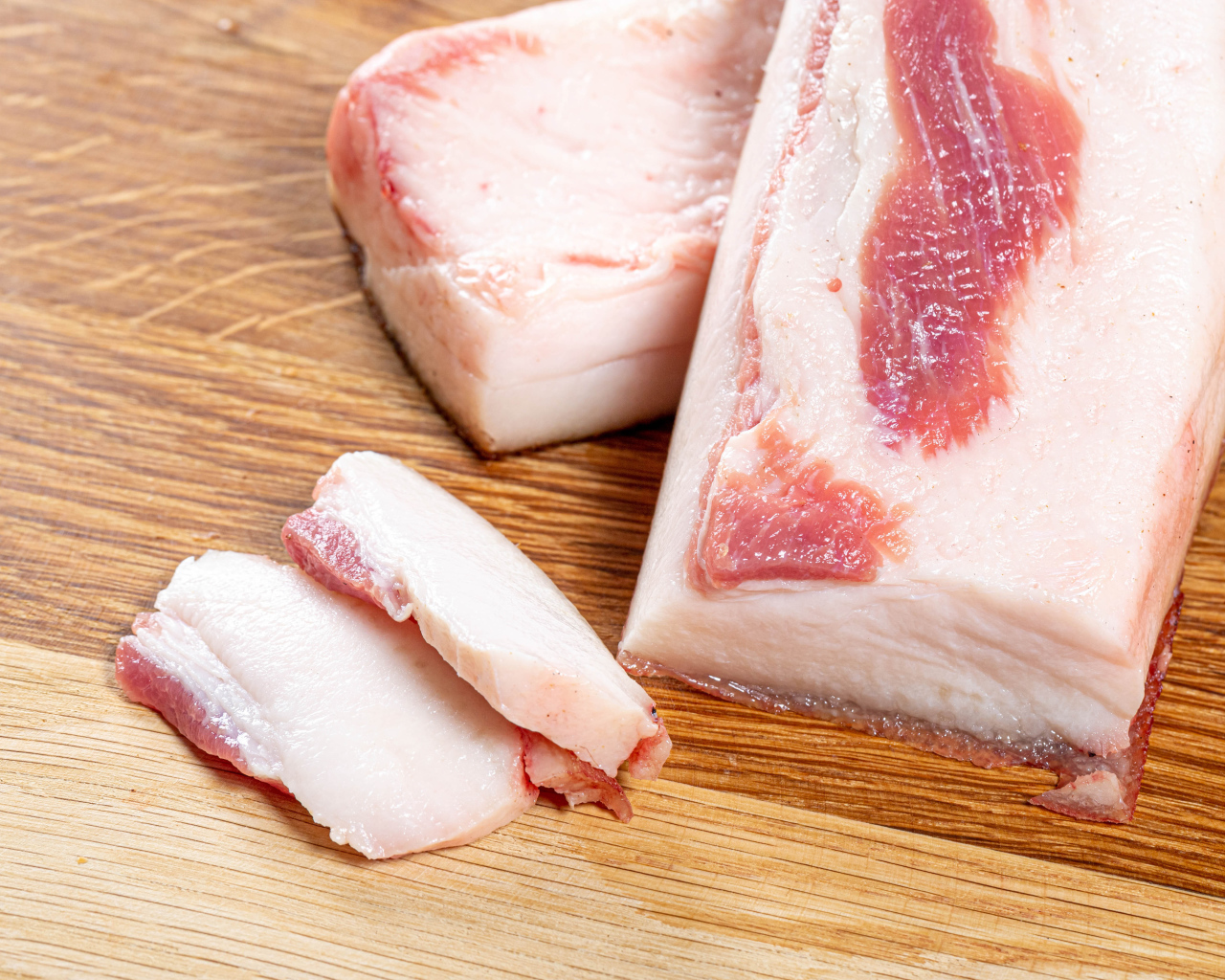 Куски свежего сала на столе 