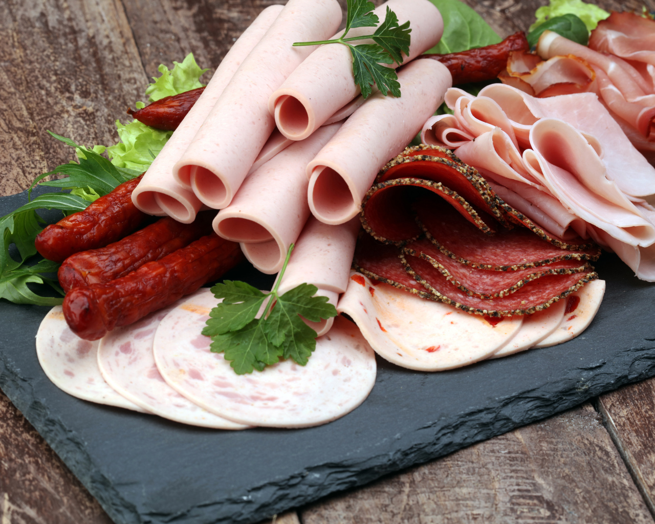 Колбасные продукты на столе 