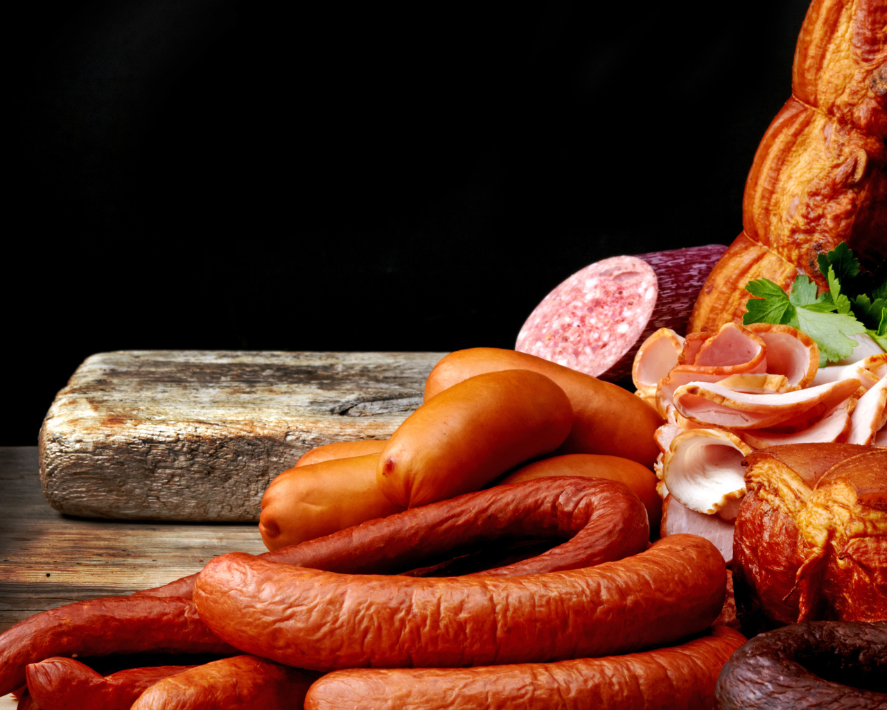 Колбаса с ветчиной лежат на столе