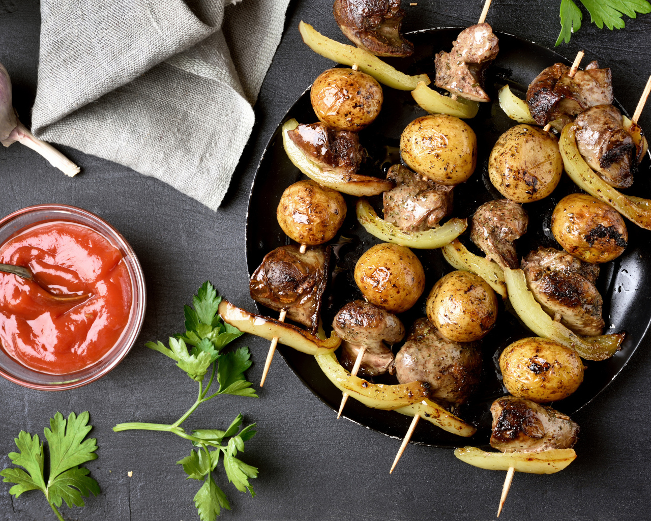 Шашлыки на шпажках с картофелем и перцем