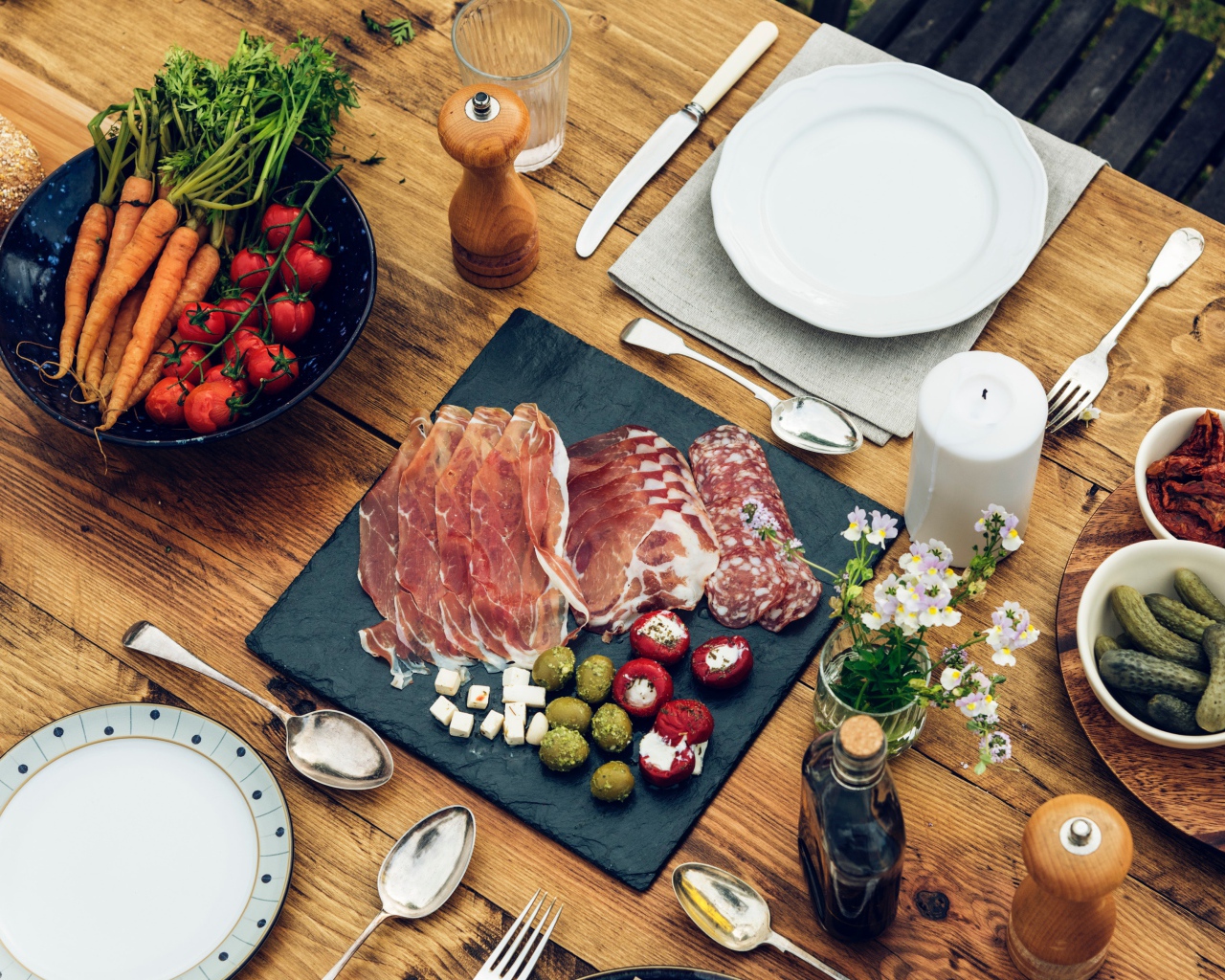Нарезанное мясо на столе с овощами