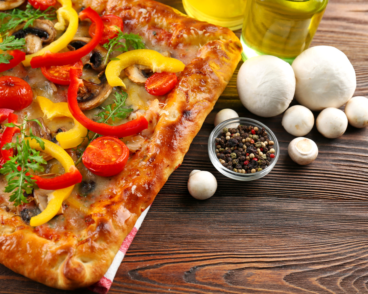 Аппетитная пицца на столе с перцем и шампиньонами