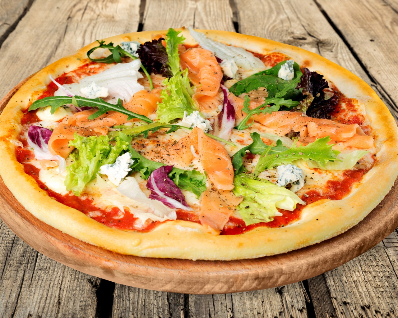 Аппетитная пицца с рыбой и рукколой 