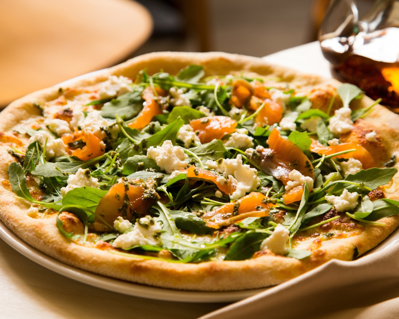 Аппетитная пицца с рыбой и зеленью на столе