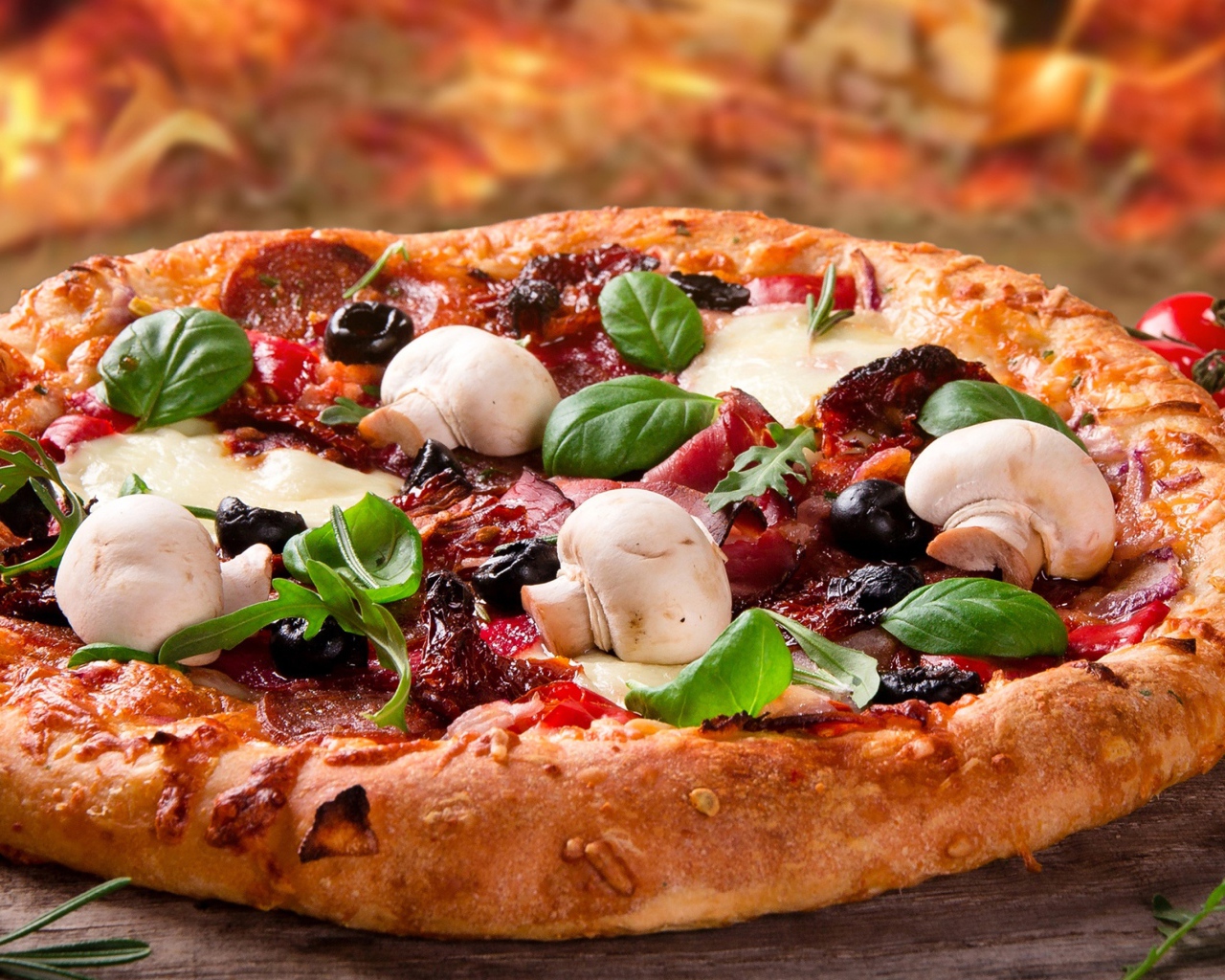 Аппетитная пицца с колбасой, беконом и грибами