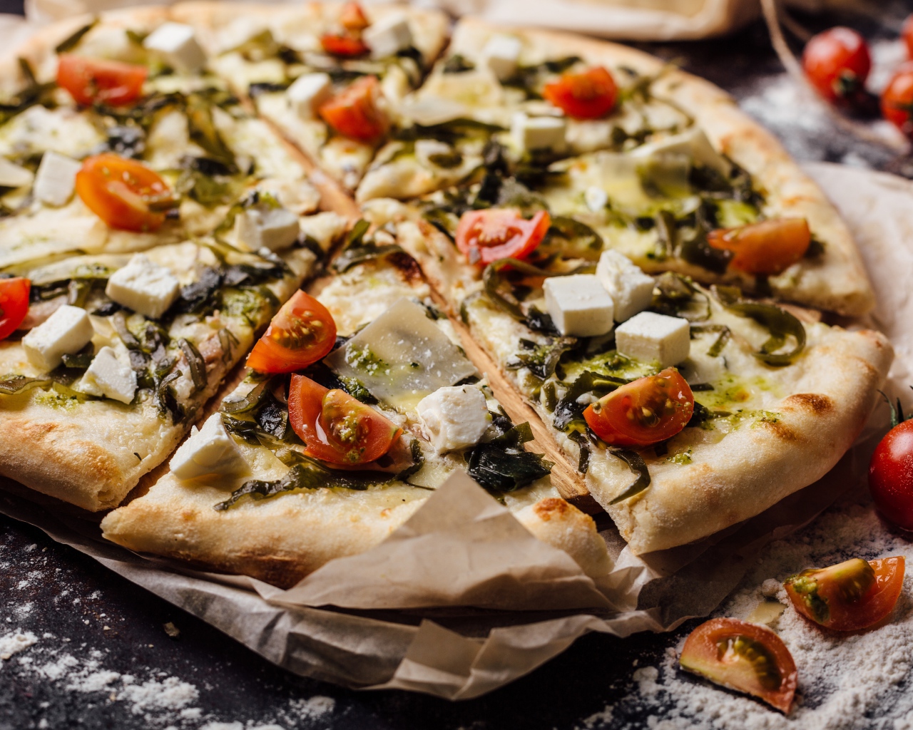 Аппетитная пицца с морской капустой, помидорами и сыром