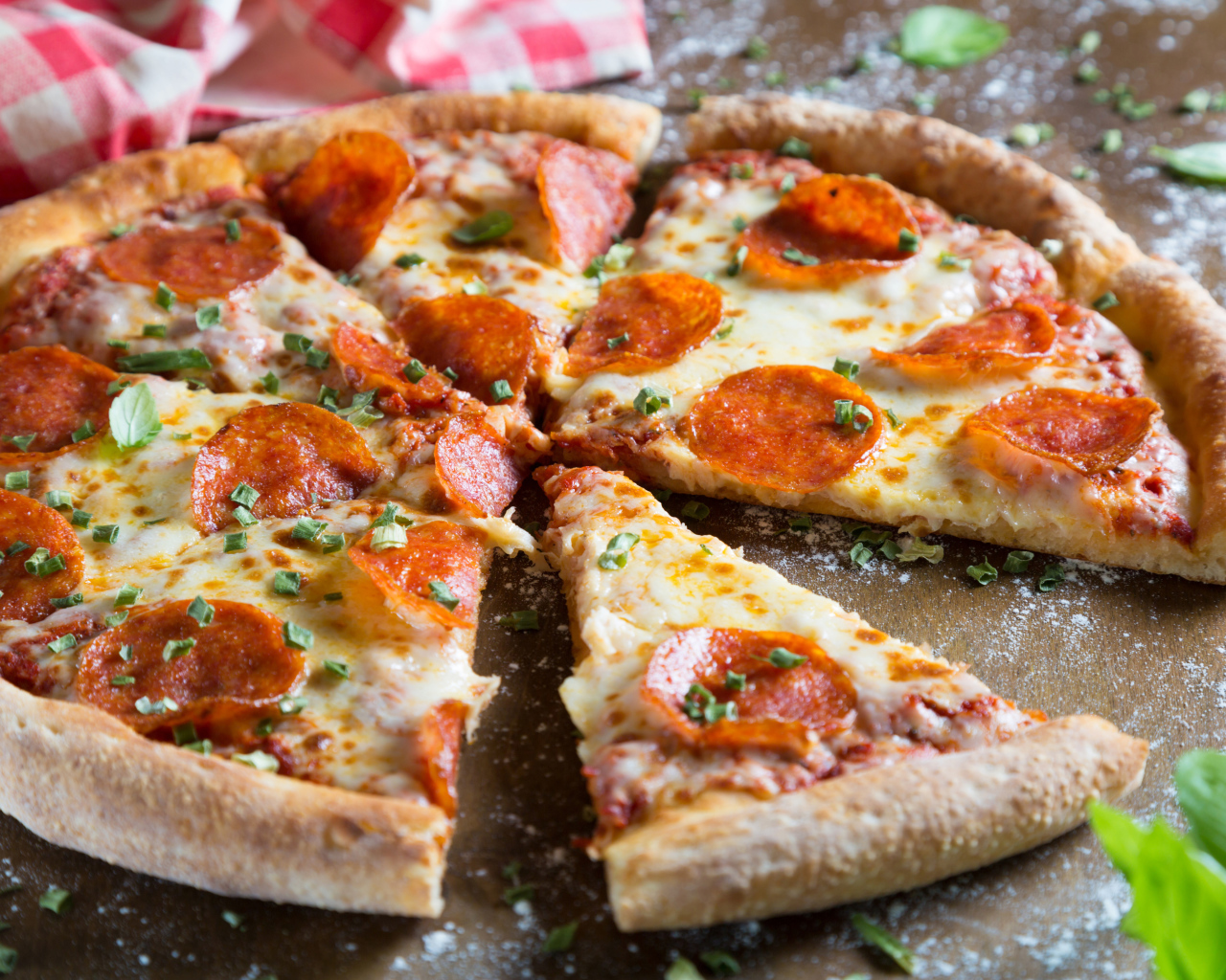 Аппетитная пицца с кусочками колбасы и сыром