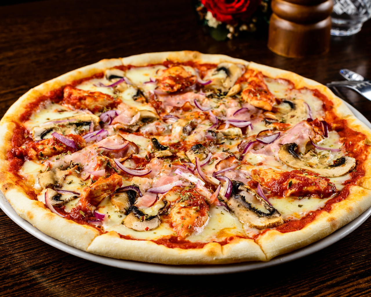 Большая вкусная пицца с шампиньонами