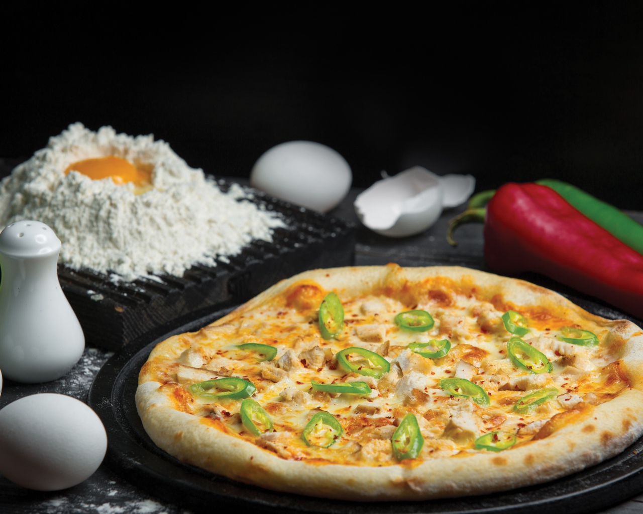 Пицца на столе с яйцами и перцем