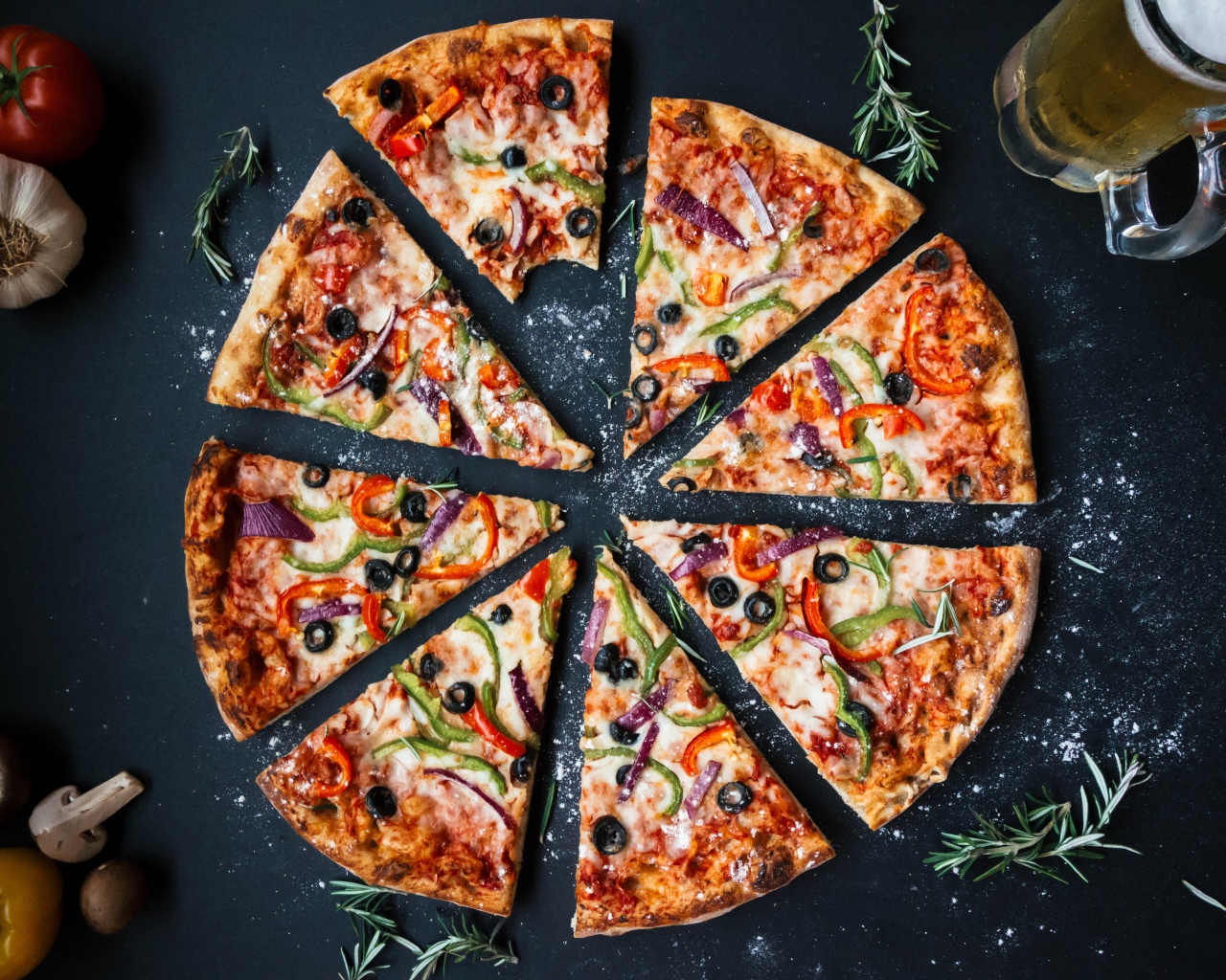 Пицца нарезанна на куски на сером столе