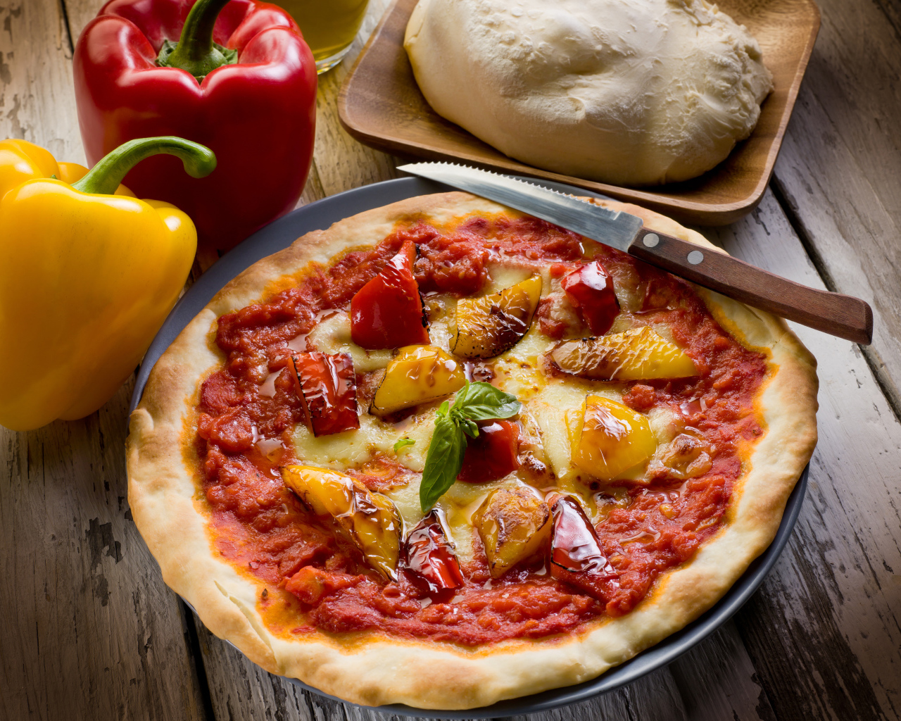 Пицца с болгарским перцем и сыром на столе