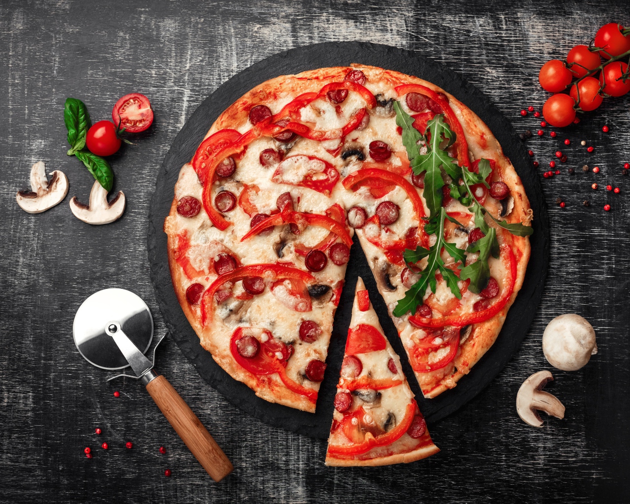 Пицца с болгарским перцем, колбасками и сыром