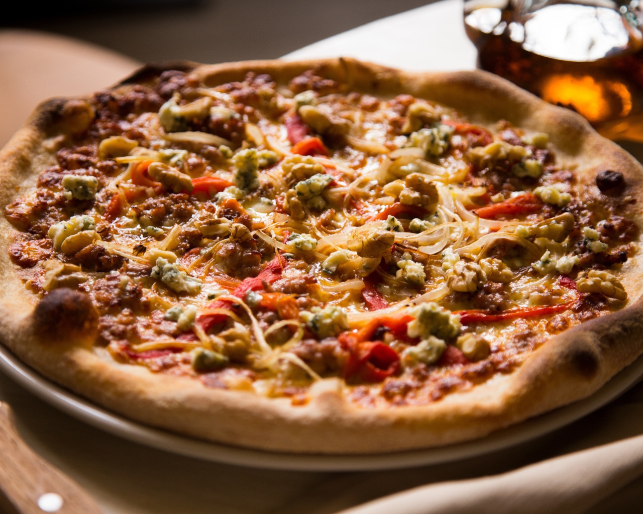 Пицца с зажаренными краями на столе 