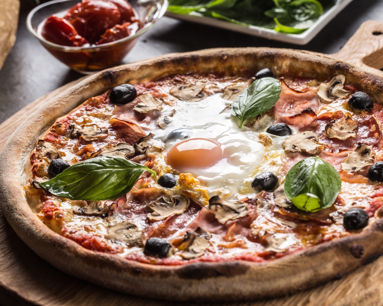 Пицца с ветчиной, грибами, оливками и яичницей 