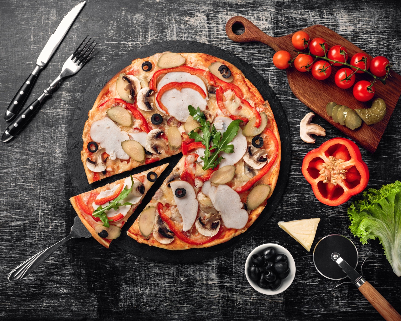 Пицца с перцем, мясом и грибами на столе