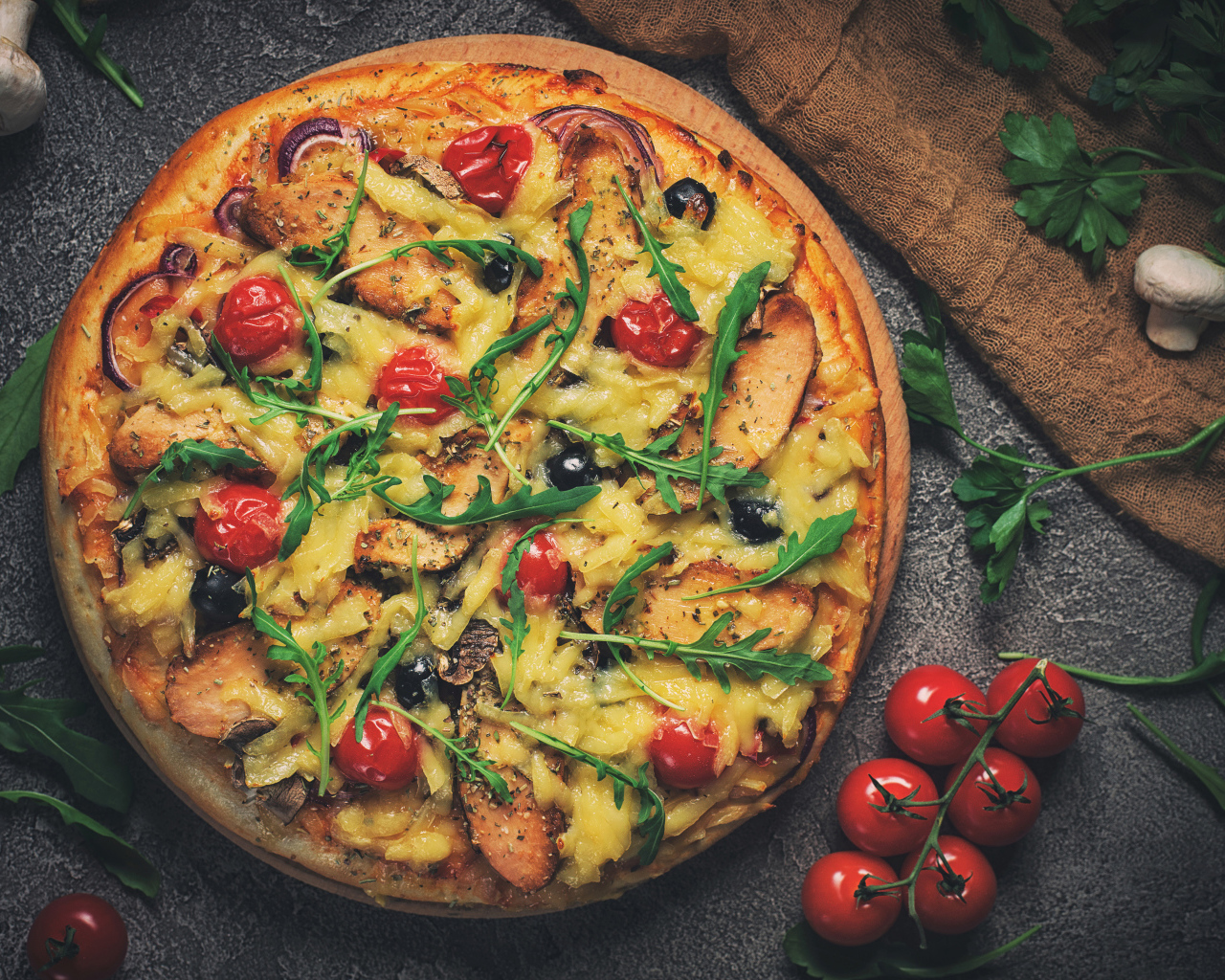 Пицца с томатами, сыром, мясом и зеленью рукколы 