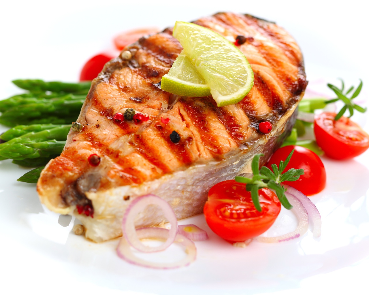 Кусок жареной рыбы с овощами на белом фоне 