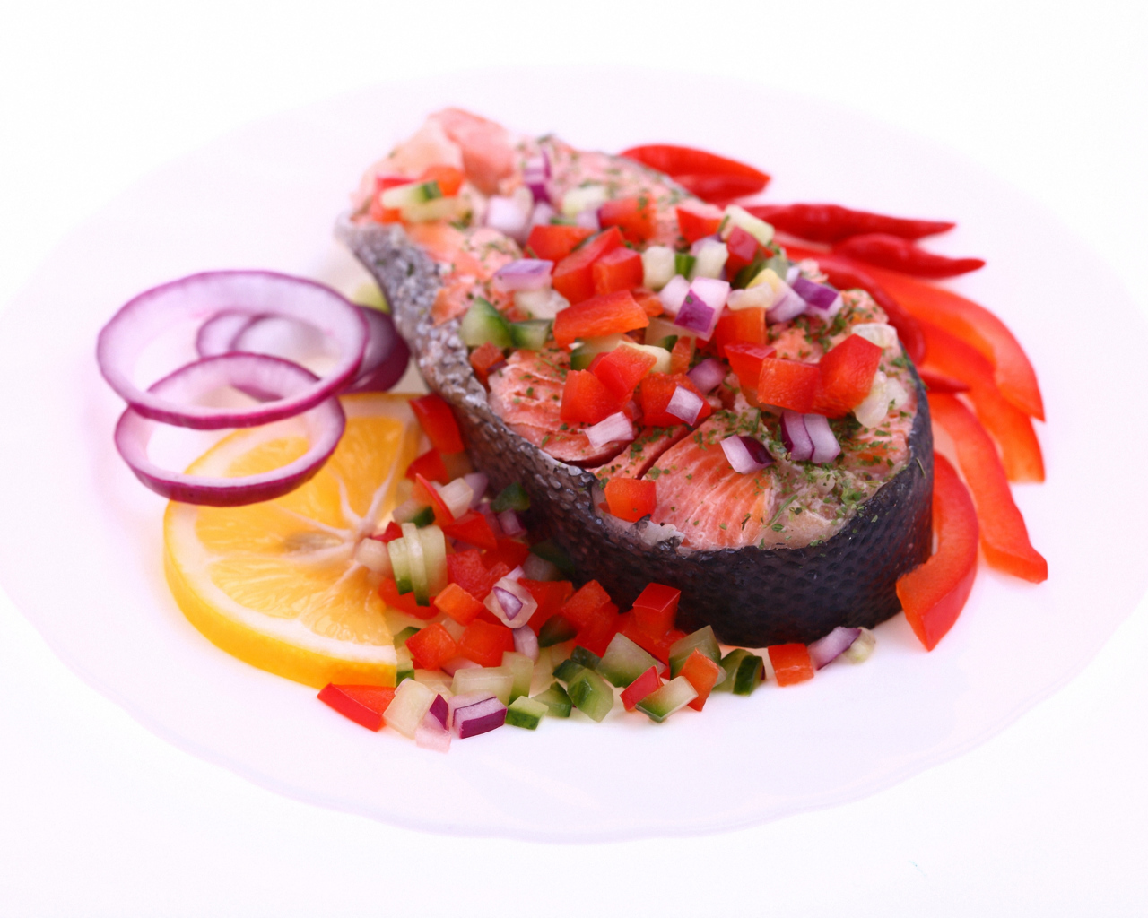 Кусок красной рыбы с овощами на белом фоне