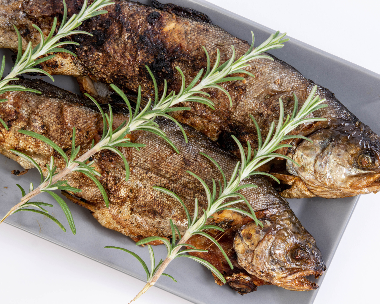 Запеченная рыба с розмарином в противне