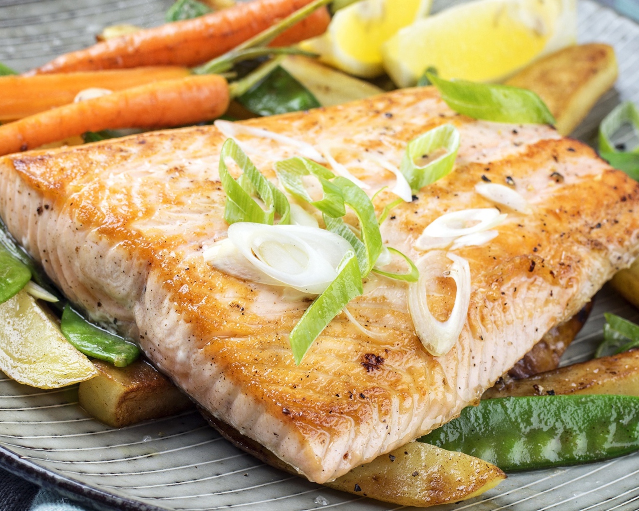 Запеченная красная рыба с овощами на тарелке