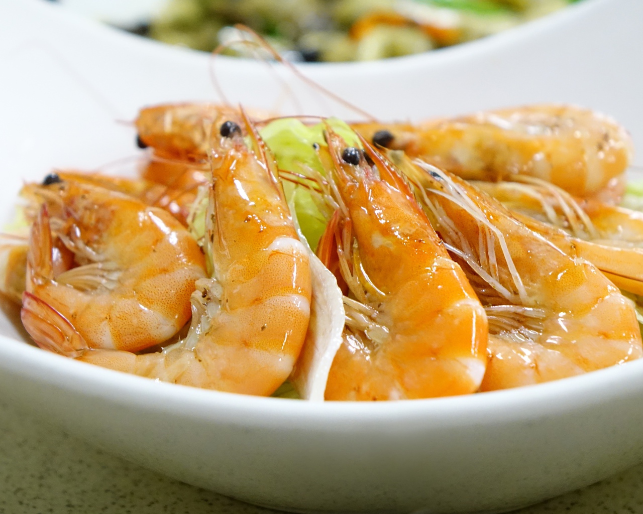 Вареные креветки в тарелке 